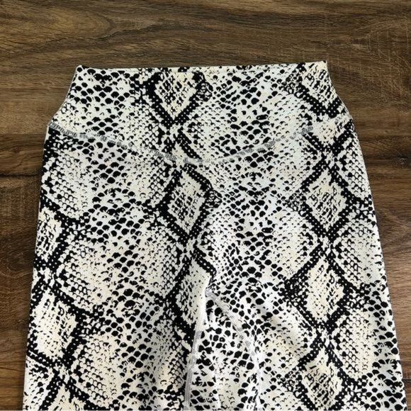 BALANCE ATHLETICA The Ascend Pant Legging in Black White Python Size M NWOT - Picture 5 of 11